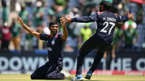 盖蒂图片社 美国队的 Saurabh Netravalkar 在国际板球理事会 T20 男子板球世界锦标赛上击败巴基斯坦队后与队友 Harmeet Singh 一起庆祝