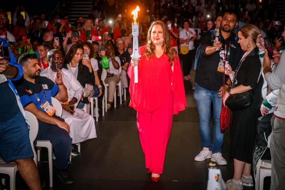 Judit Polgar con la antorcha olímpica | Foto: FIDE